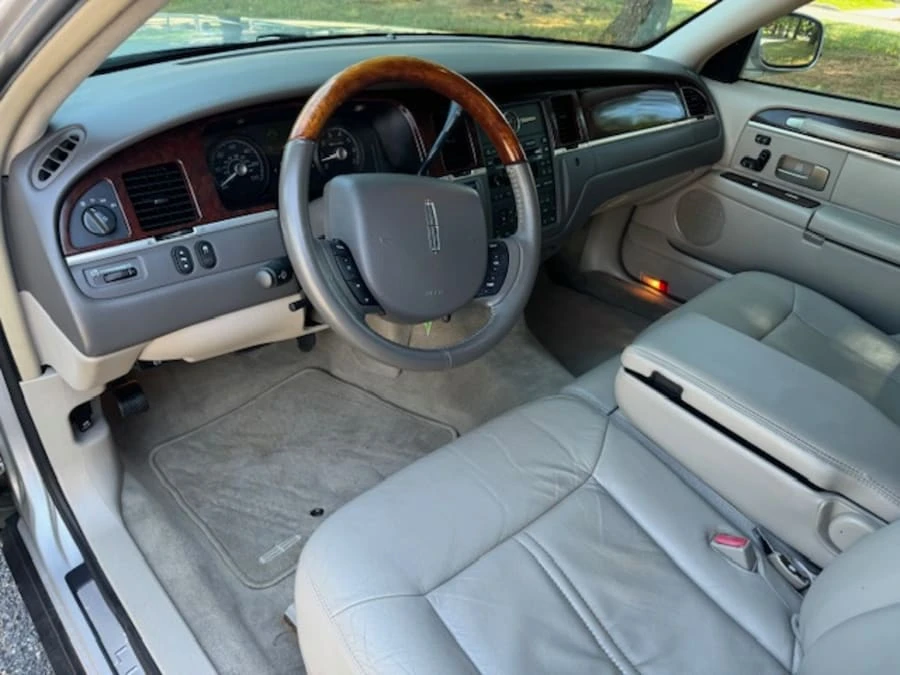 2008 Lincoln Town Car - Image 16 of 25