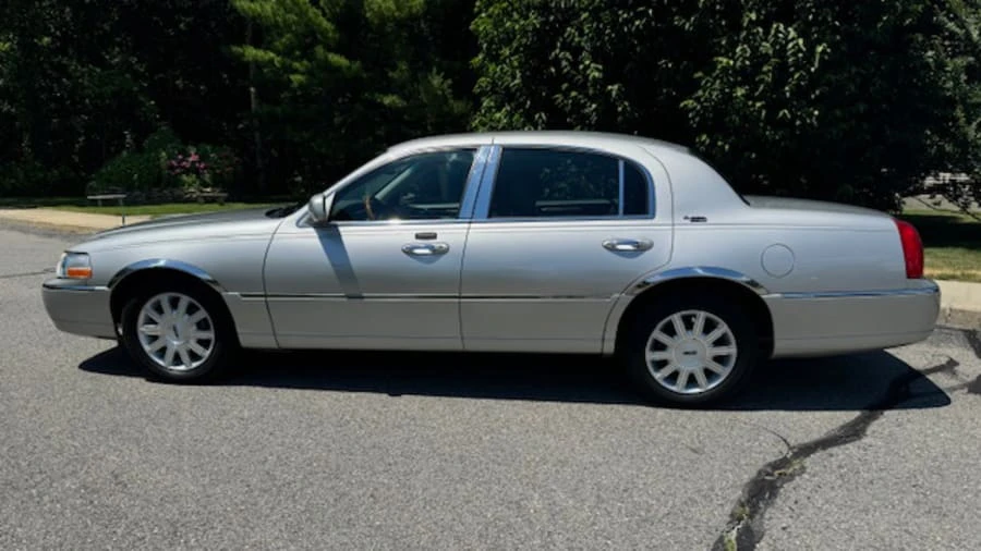 2008 Lincoln Town Car - Image 2 of 25