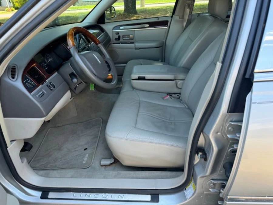 2008 Lincoln Town Car - Image 12 of 25