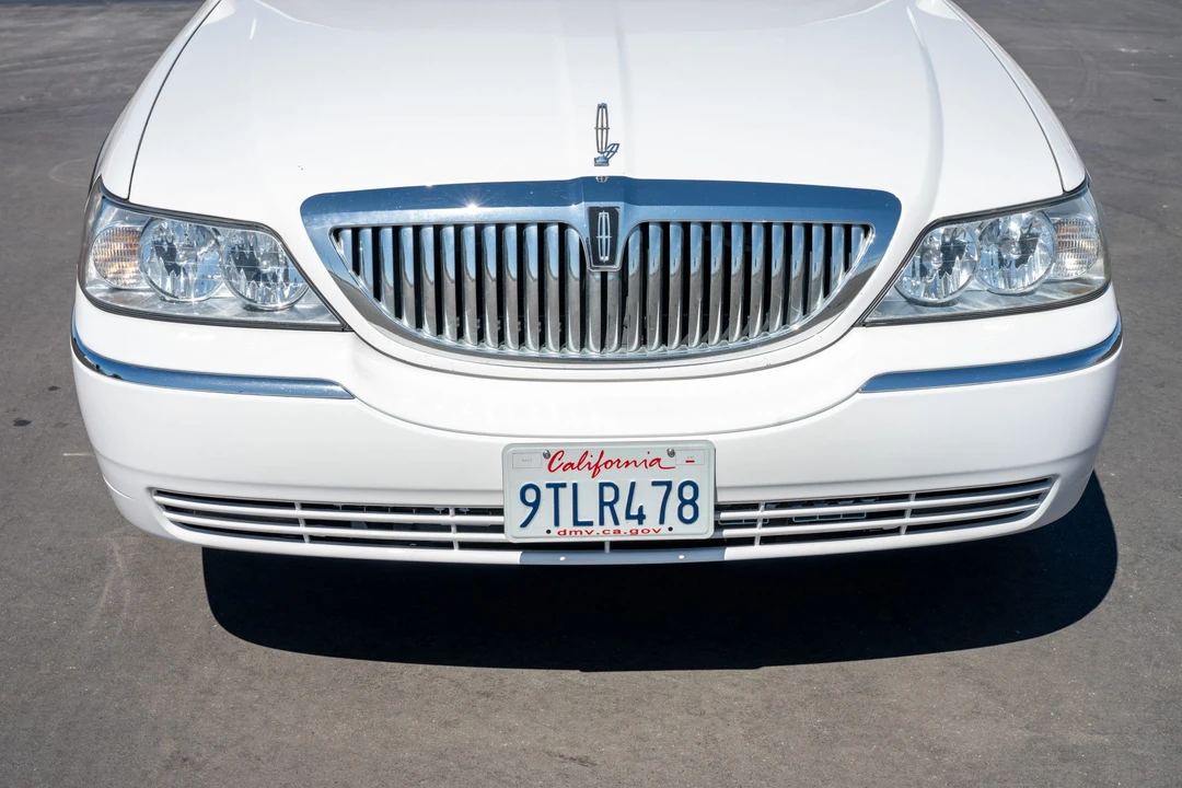 2008 Lincoln Town Car - Image 9 of 31