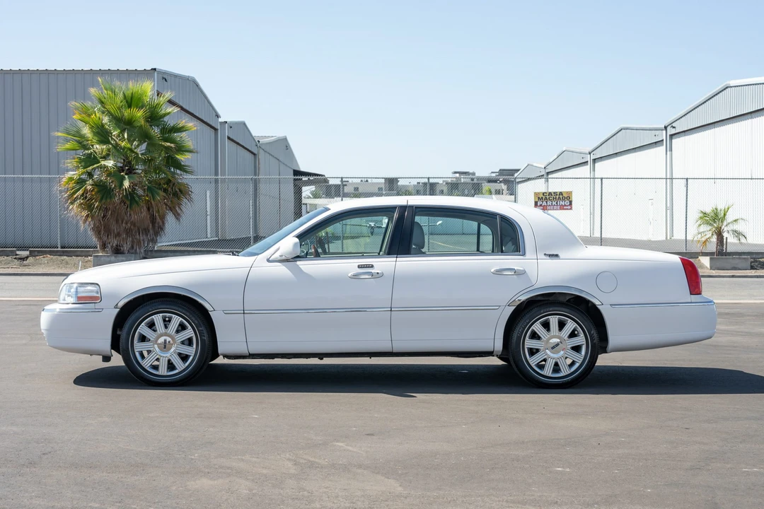2008 Lincoln Town Car - Image 2 of 31