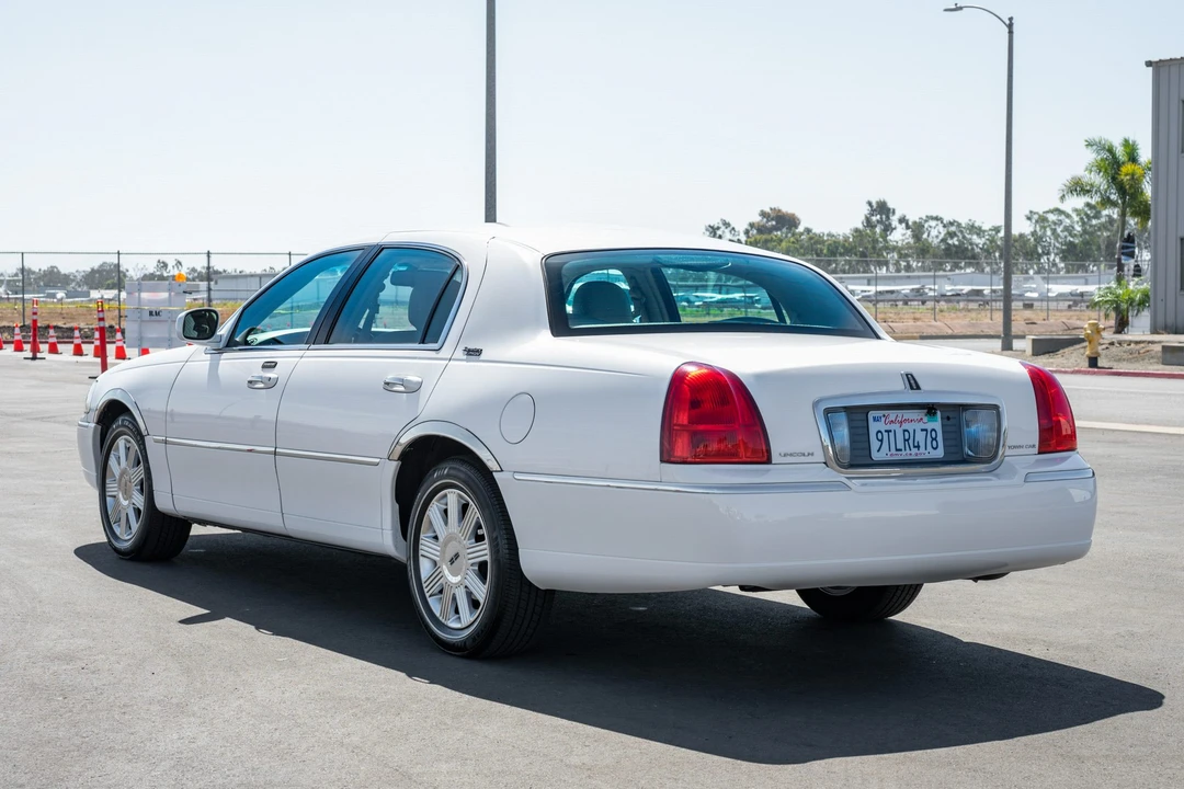 2008 Lincoln Town Car - Image 3 of 31