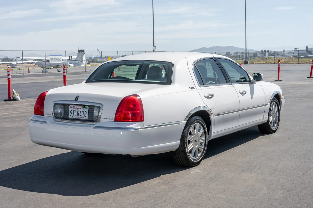 2008 Lincoln Town Car - Image 5 of 31