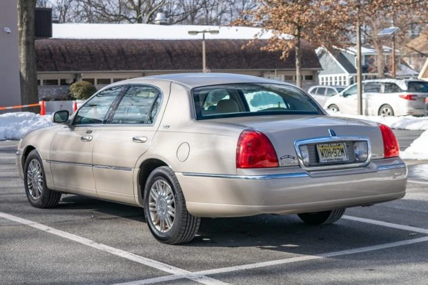 2008 Lincoln Town Car - Image 2 of 7