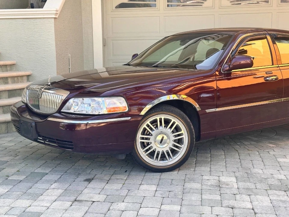2008 Lincoln Town Car - Image 2 of 24