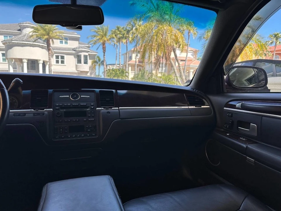 2008 Lincoln Town Car - Image 13 of 24