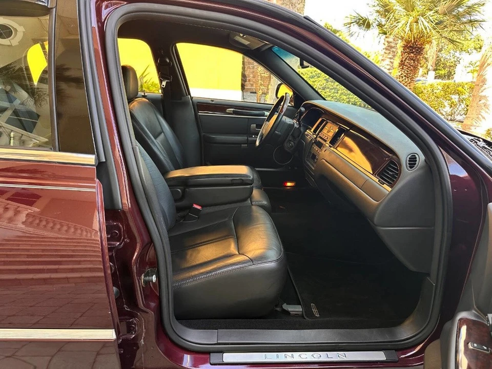 2008 Lincoln Town Car - Image 23 of 24