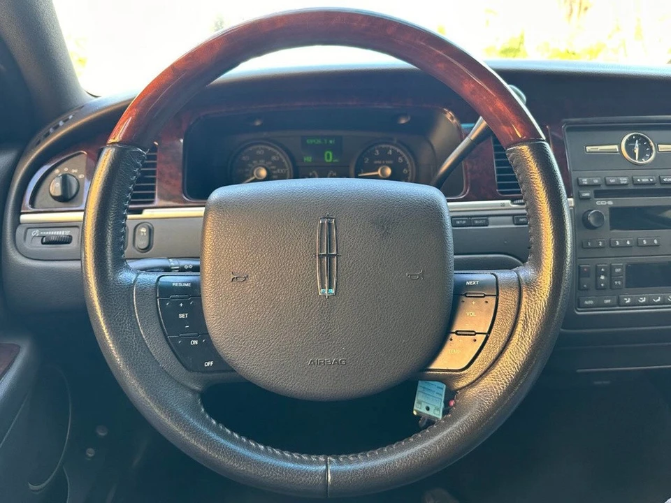 2008 Lincoln Town Car - Image 15 of 24