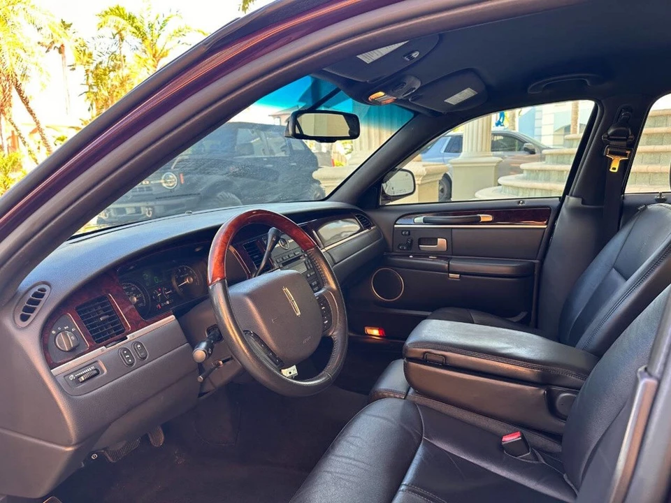2008 Lincoln Town Car - Image 14 of 24