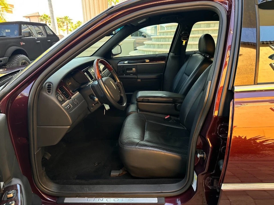 2008 Lincoln Town Car - Image 22 of 24