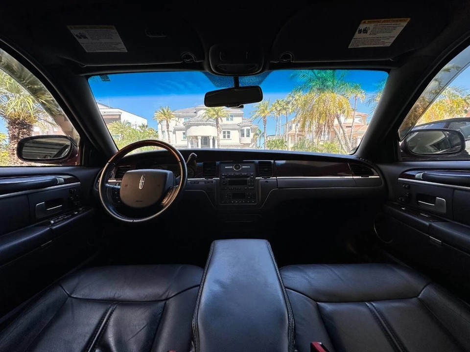 2008 Lincoln Town Car - Image 11 of 24