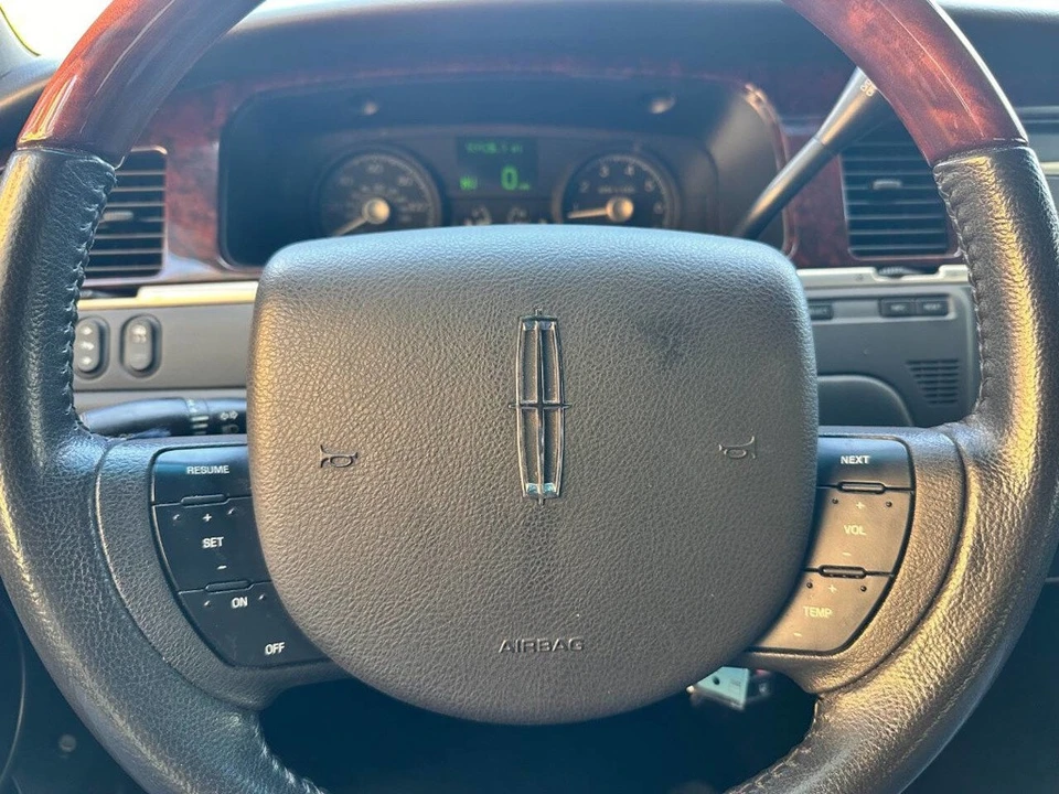 2008 Lincoln Town Car - Image 17 of 24