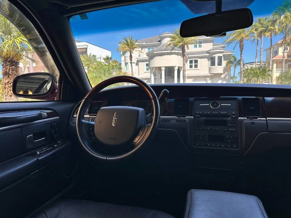 2008 Lincoln Town Car - Image 12 of 24