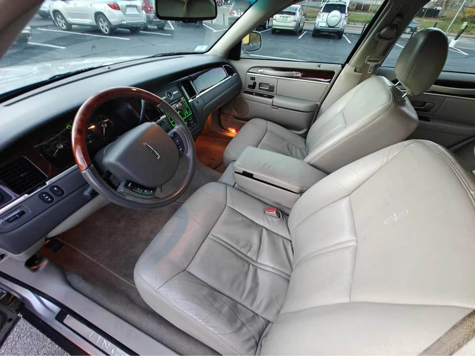 2008 Lincoln Town Car - Image 12 of 19