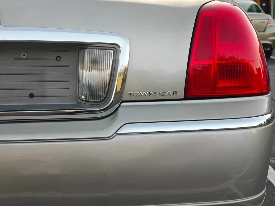 2008 Lincoln Town Car - Image 8 of 19