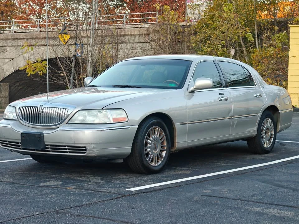 2008 Lincoln Town Car - Image 2 of 19