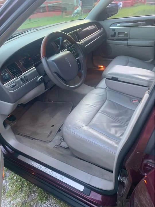 2008 Lincoln Town Car - Image 6 of 10