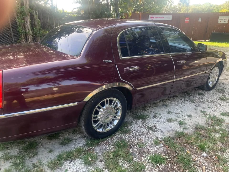 2008 Lincoln Town Car - Image 2 of 10