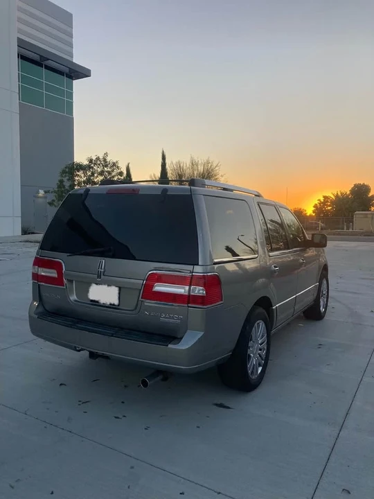 2008 Lincoln Navigator 3rd Gen - Image 5 of 8