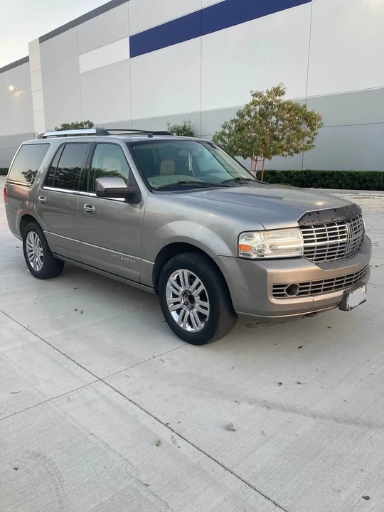 2008 Lincoln Navigator 3rd Gen - Image 2 of 8