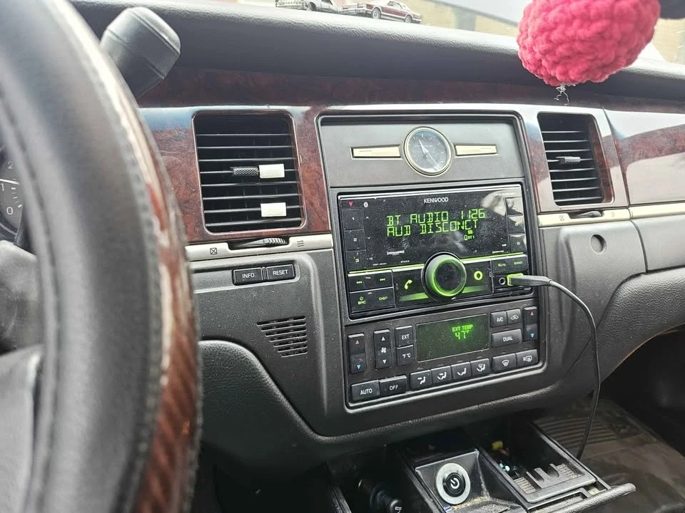2008 Lincoln Town Car - Image 2 of 19