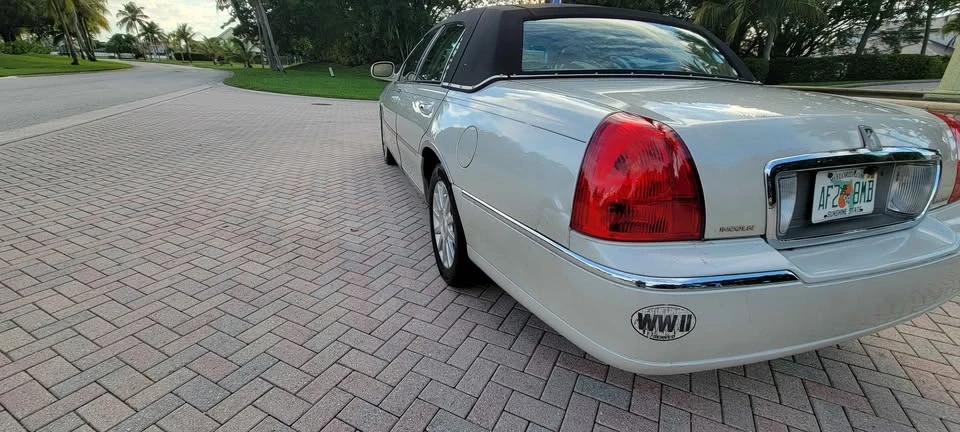 2008 Lincoln Town Car - Image 4 of 9