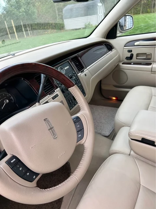 2008 Lincoln Town Car - Image 8 of 16