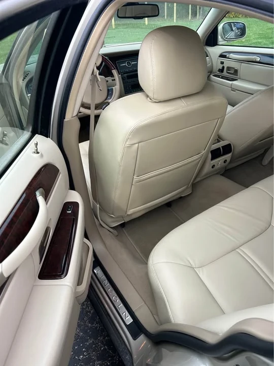 2008 Lincoln Town Car - Image 12 of 16