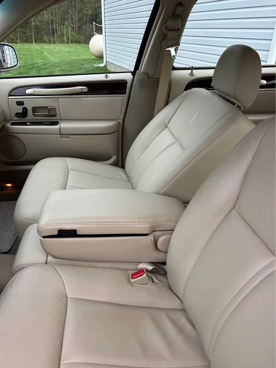2008 Lincoln Town Car - Image 11 of 16