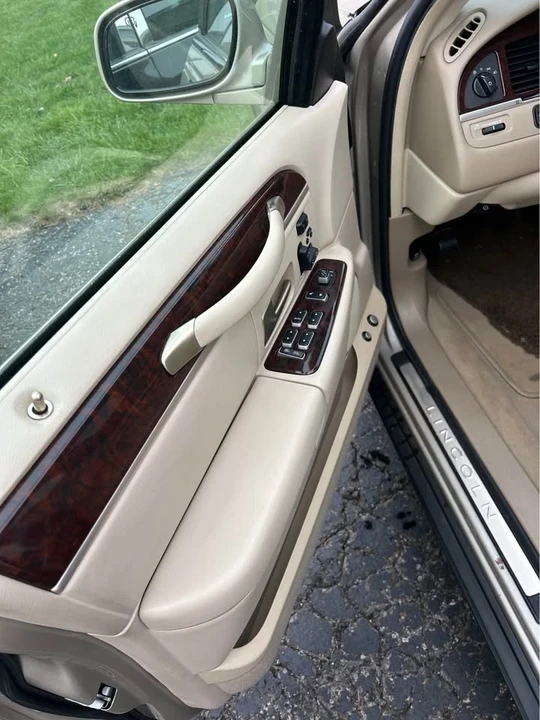 2008 Lincoln Town Car - Image 14 of 16