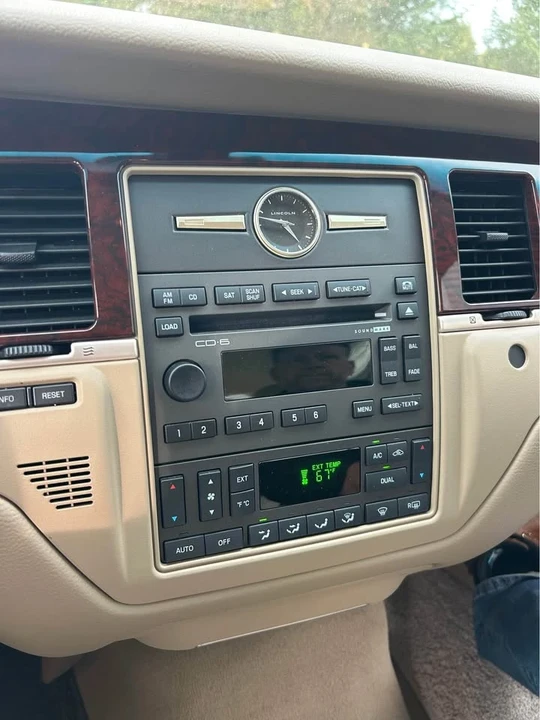 2008 Lincoln Town Car - Image 10 of 16