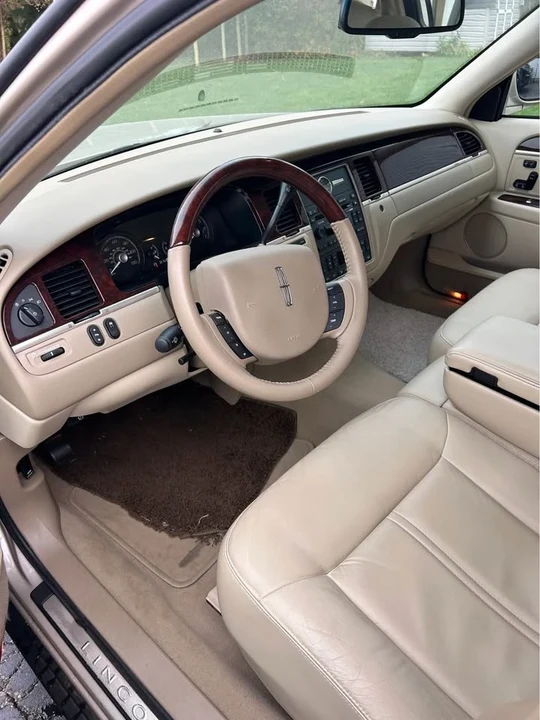 2008 Lincoln Town Car - Image 15 of 16