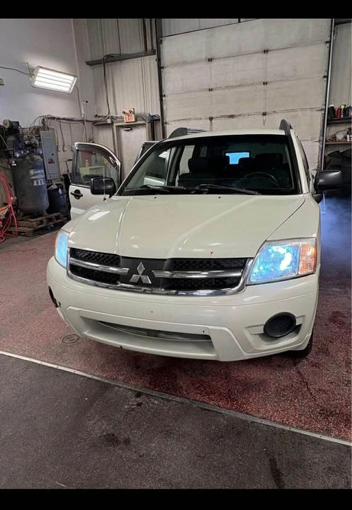 2008 Mitsubishi Endeavor - Image 11 of 15