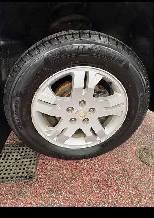 2008 Mitsubishi Endeavor - Image 14 of 15