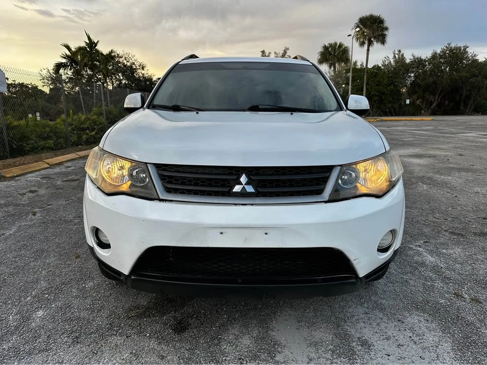 2008 Mitsubishi Outlander - Image 2 of 16