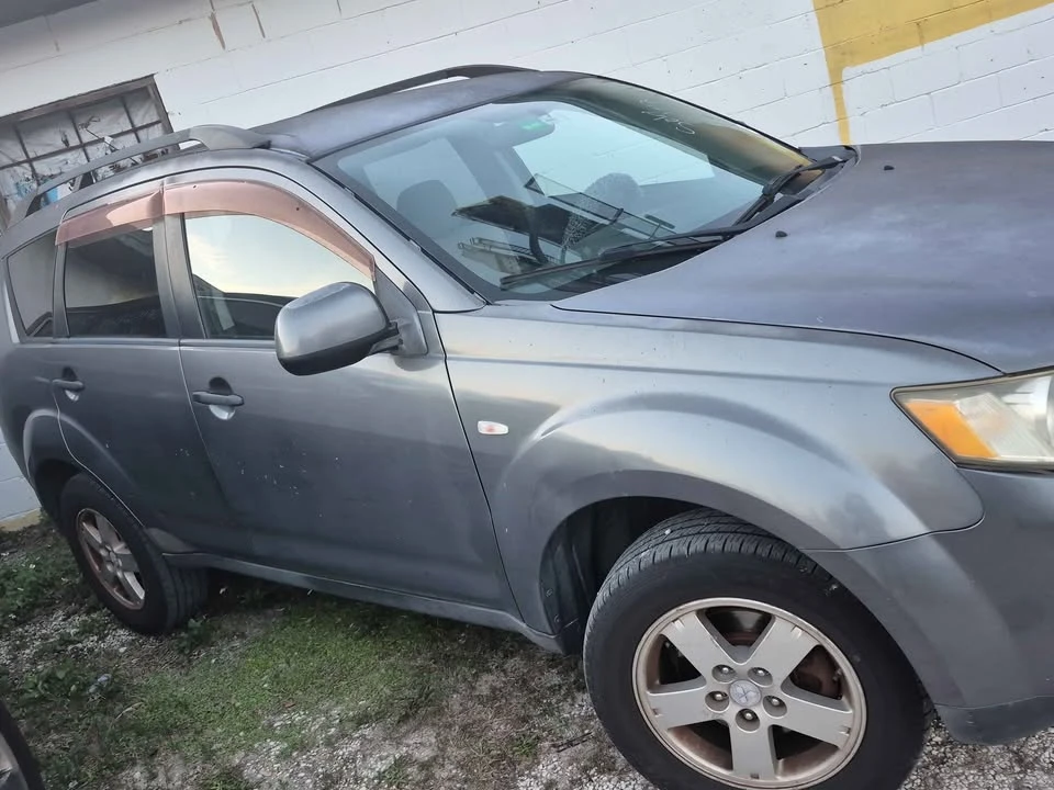 2008 Mitsubishi Outlander - Image 2 of 4