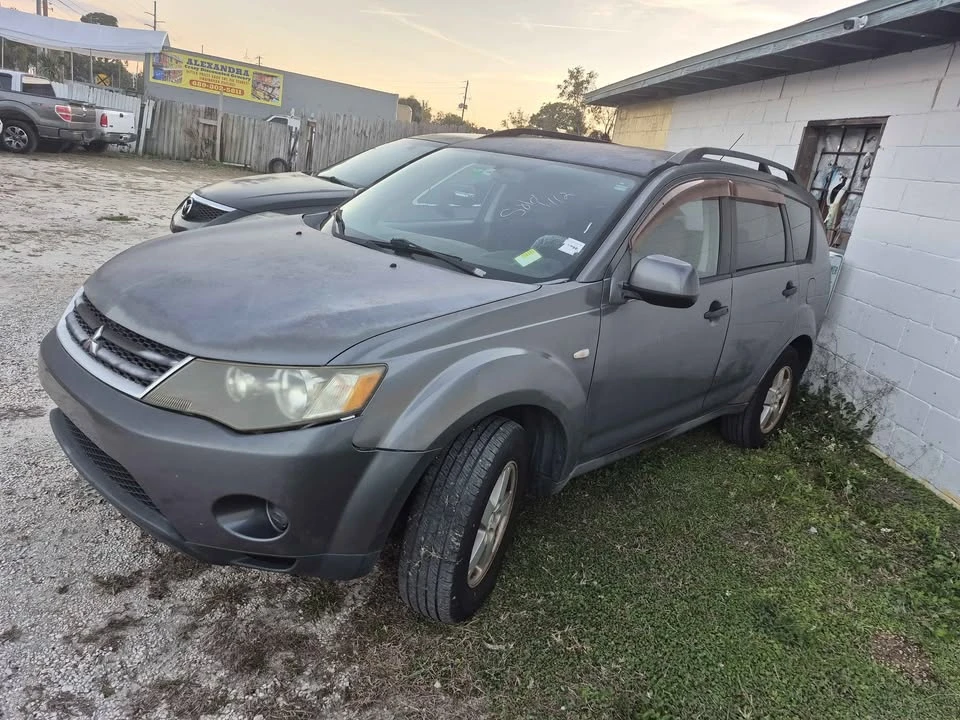 2008 Mitsubishi Outlander - Image 3 of 4