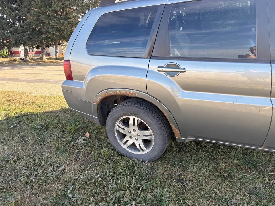 2008 Mitsubishi Endeavor - Image 3 of 7