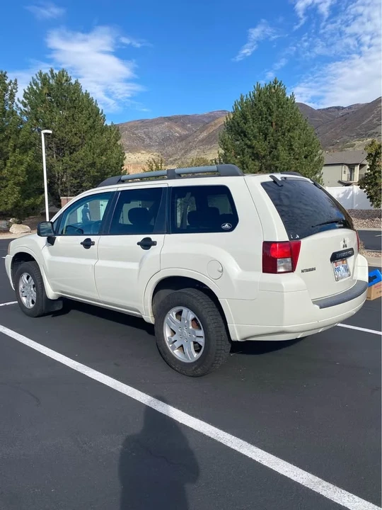 2008 Mitsubishi Endeavor - Image 3 of 11