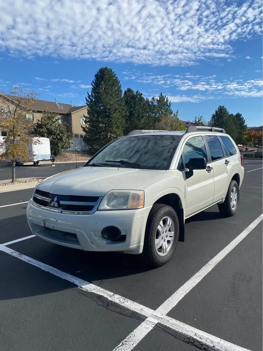 2008 Mitsubishi Endeavor - Image 2 of 11