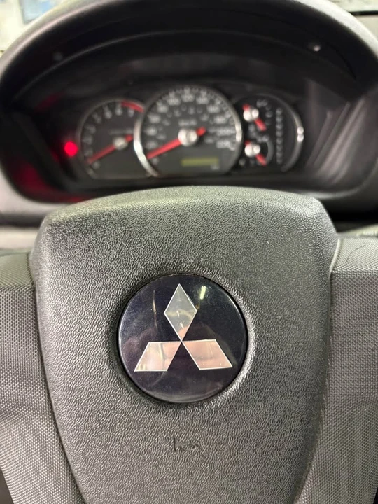 2008 Mitsubishi Endeavor - Image 9 of 10