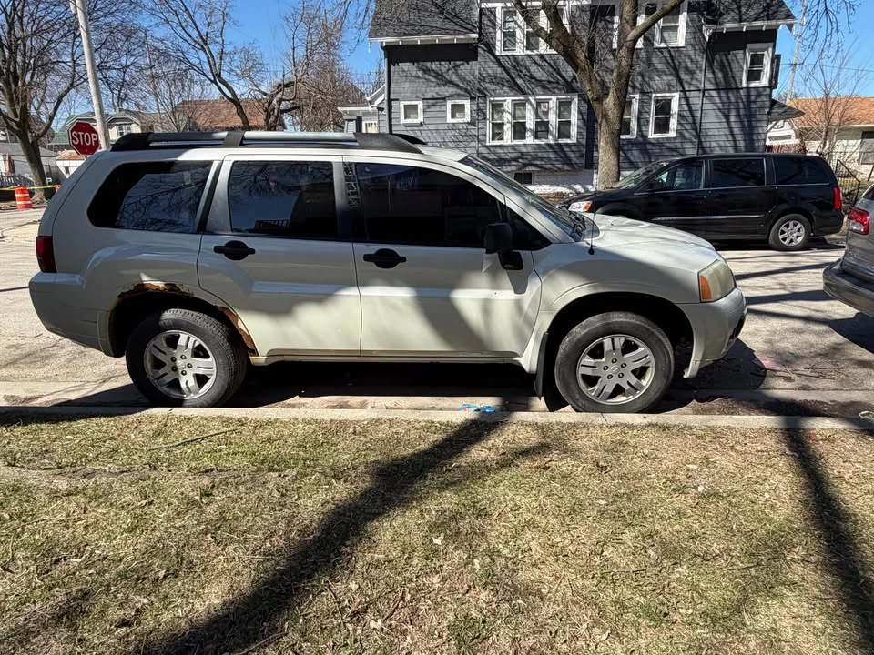 2008 Mitsubishi Endeavor - Image 2 of 8