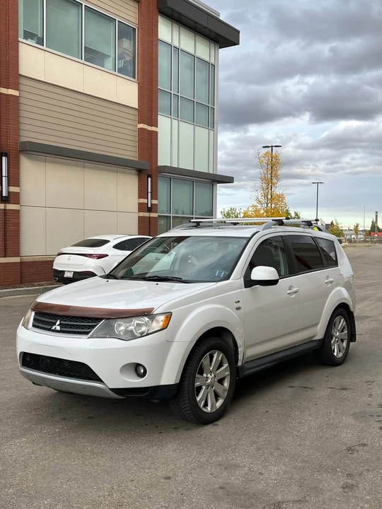 2008 Mitsubishi Outlander - Image 2 of 8