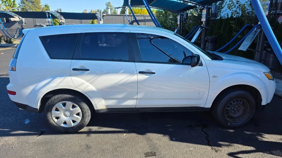 2008 Mitsubishi Outlander - Image 2 of 12