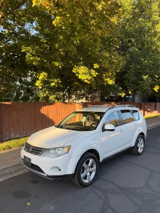 2008 Mitsubishi Outlander - Image 2 of 12