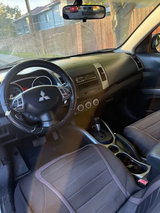 2008 Mitsubishi Outlander - Image 10 of 12