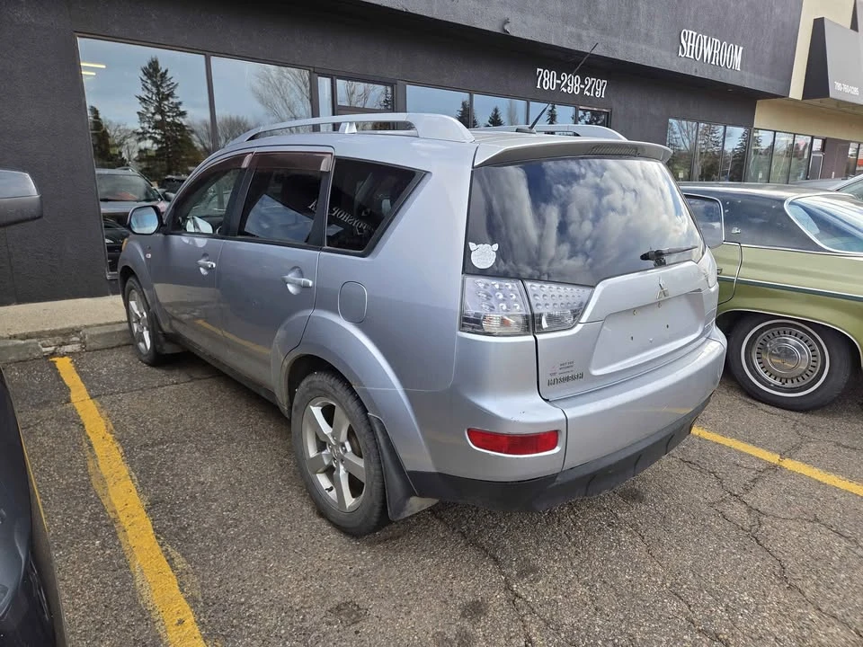2008 Mitsubishi Outlander - Image 2 of 5