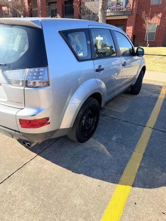 2008 Mitsubishi Outlander - Image 2 of 9