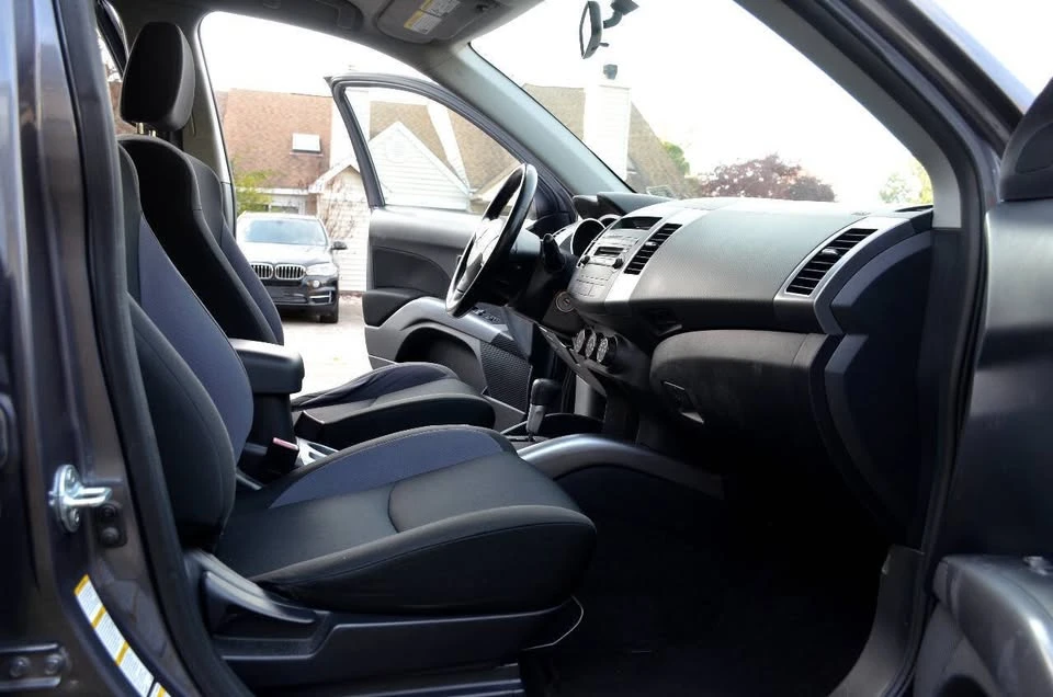 2008 Mitsubishi Outlander - Image 10 of 16