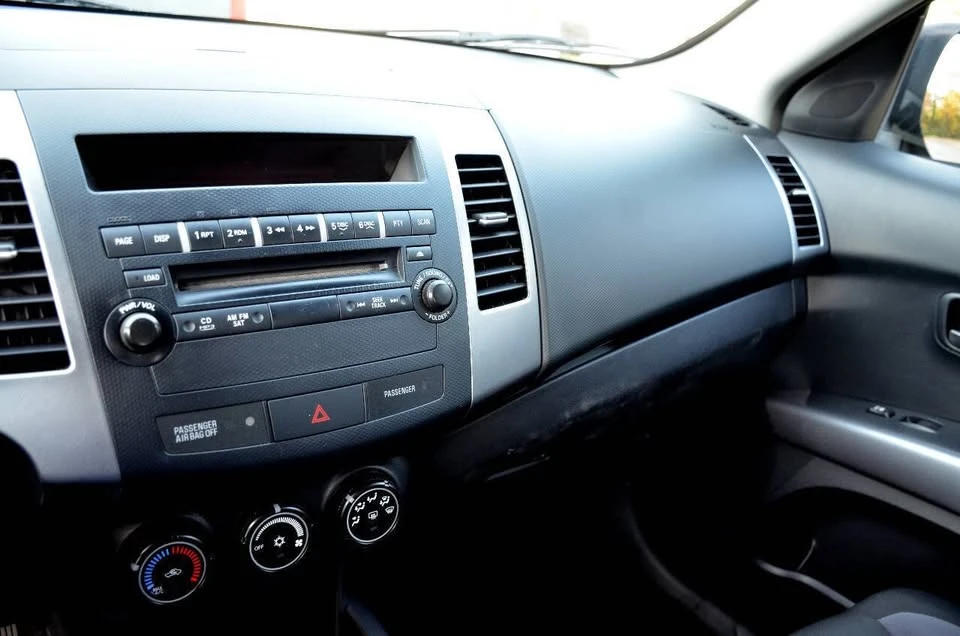 2008 Mitsubishi Outlander - Image 13 of 16
